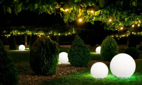 Jak zrobić świecące kule do ogrodu i dodać magii swojej przestrzeni