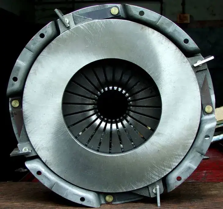 Pęknięty docisk sprzęgła objawy – jak rozpoznać i uniknąć kosztownych napraw?