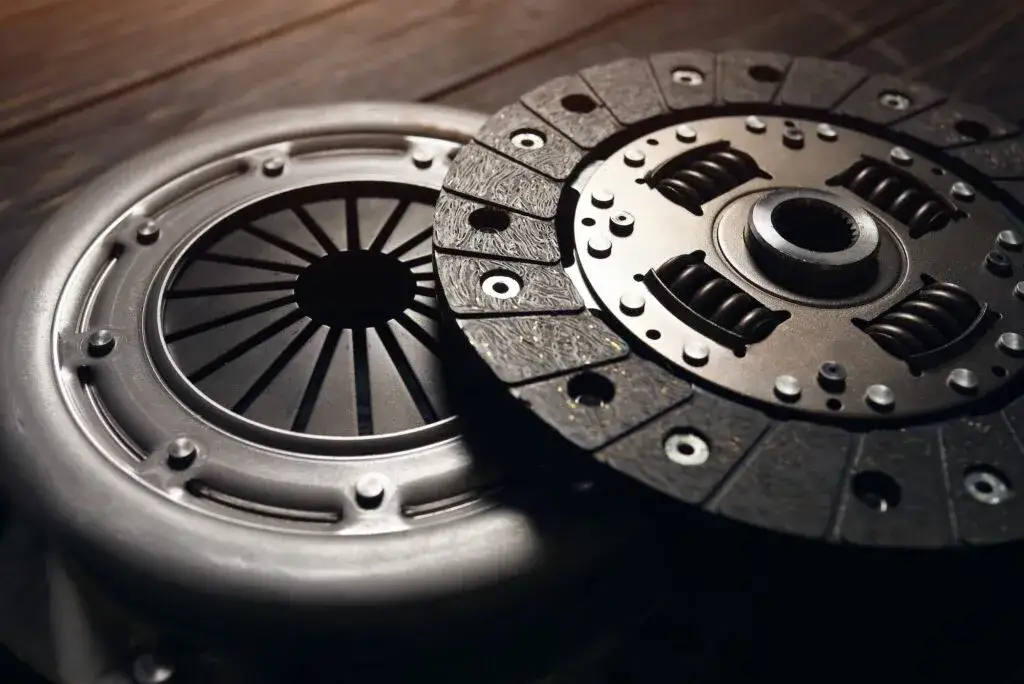 Kiedy wymienić sprzęgło? Objawy zużycia, koszty i konsekwencje zaniedbania