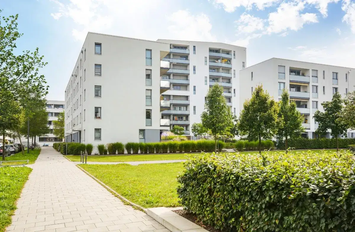 Czy malowanie elewacji wymaga zgłoszenia? Sprawdź, zanim zaczniesz!