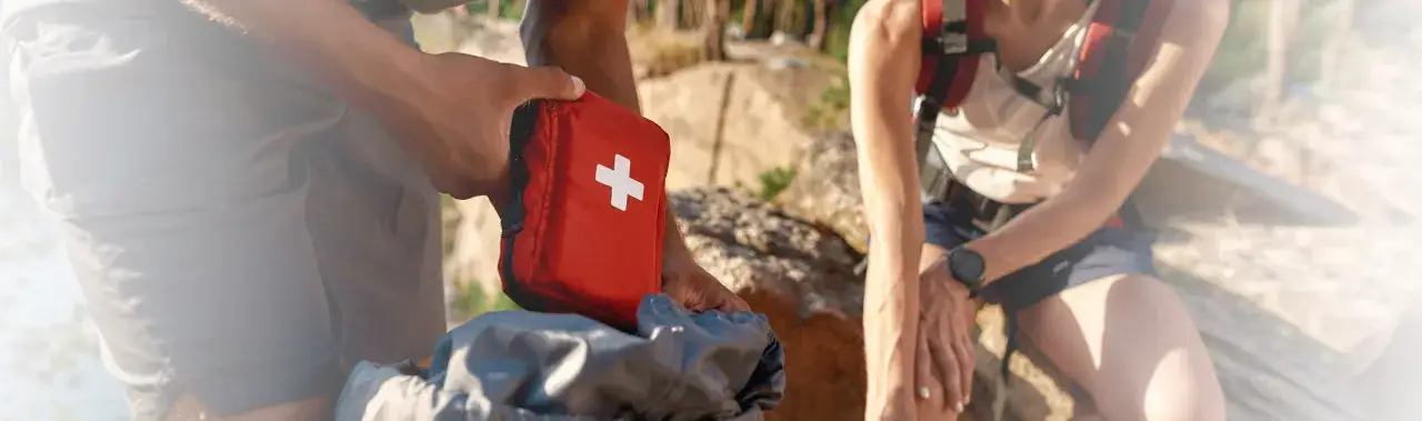 Co do apteczki na wyjazd? Niezbędne leki i akcesoria, które musisz mieć