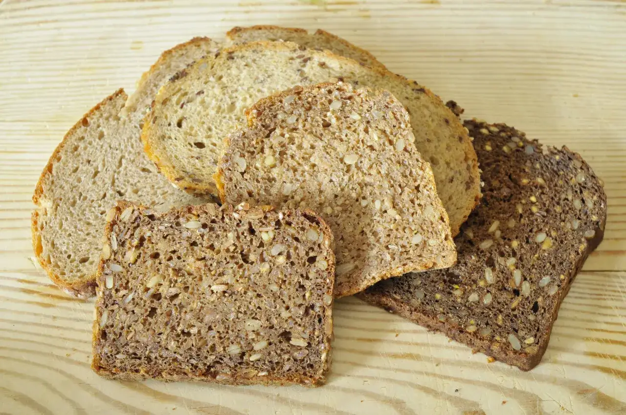 Czy chleb orkiszowy jest dietetyczny? Poznaj jego korzyści i wady