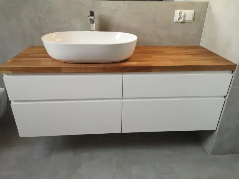 Ile kosztuje szafka pod umywalkę u stolarza? Ceny i czynniki wpływające na koszt