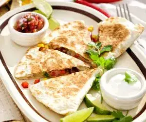 Przekąski na mecz, które zaskoczą gości i ułatwią przygotowanie