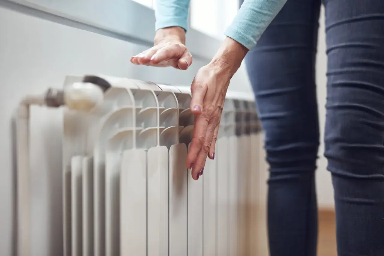Dlaczego grzejnik jest zimny na dole? 5 przyczyn i rozwiązań