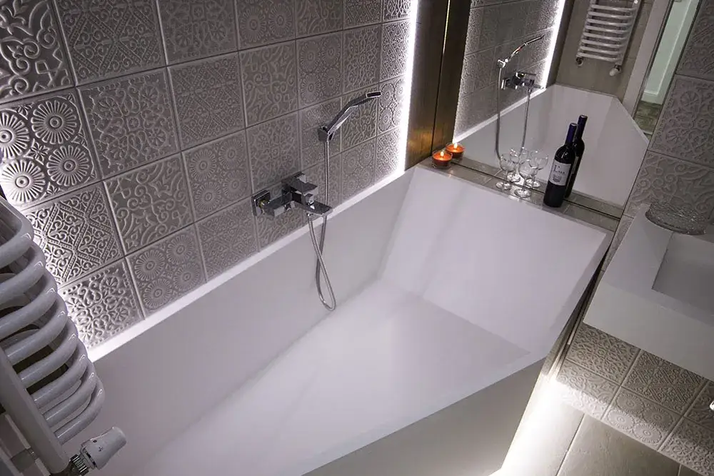 Ile kosztuje wanna na wymiar? Sprawdź, co wpływa na cenę i wybór.