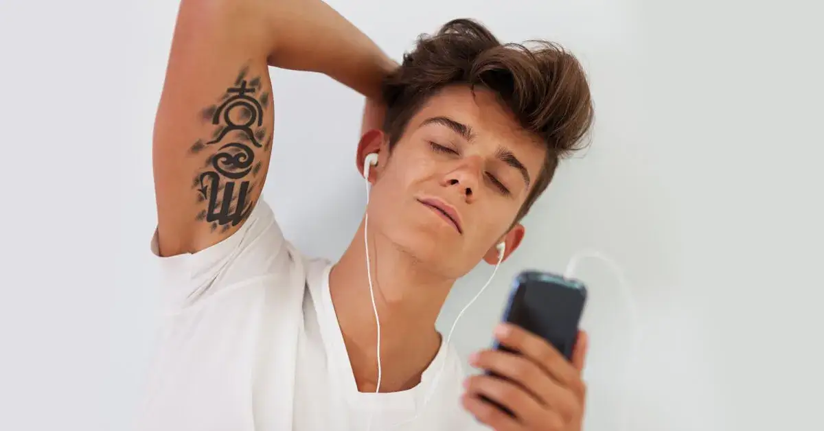 Ile goi się mały tatuaż? Poznaj etapy i uniknij problemów podczas gojenia