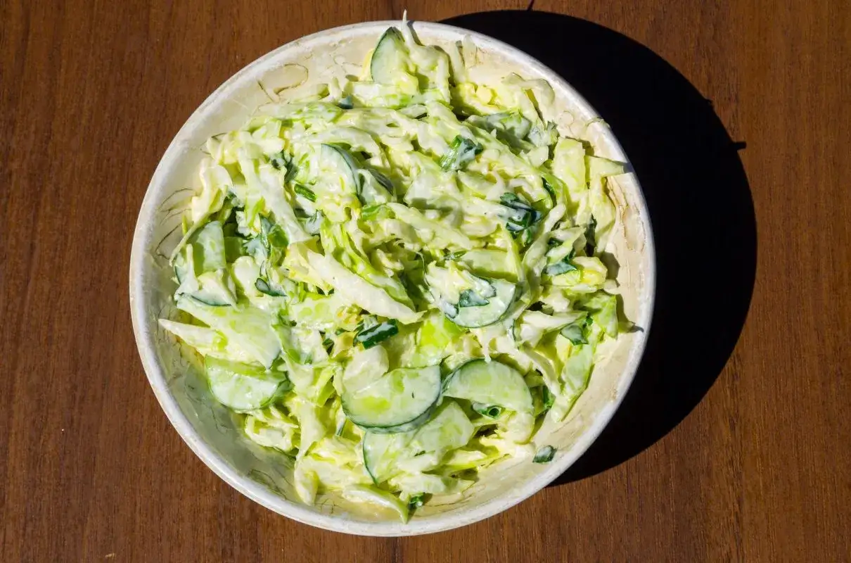 Jak zrobić surówkę z sałaty - proste przepisy, które zachwycą smakami