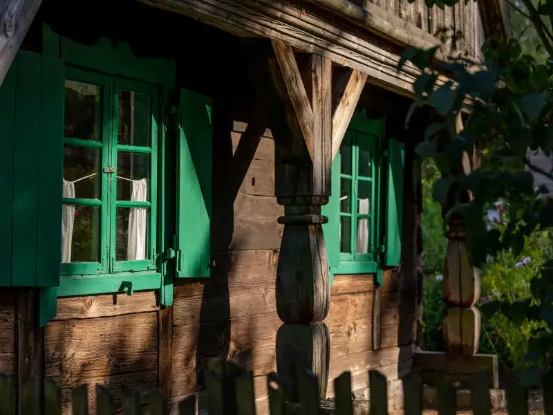 Dlaczego okna na Śląsku są zielone? Odkryj ich historię i znaczenie