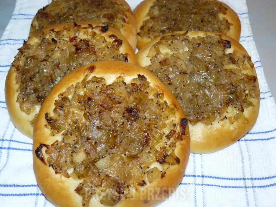 Pyszne ciasto cebulak krok po kroku. Prosty przepis na domowy wypiek