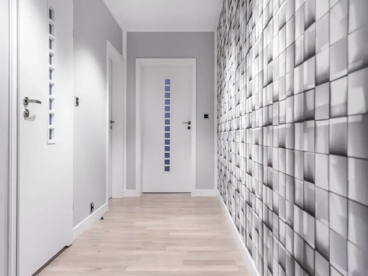 Jaką tapetę do ciemnego przedpokoju wybrać, aby go rozświetlić?