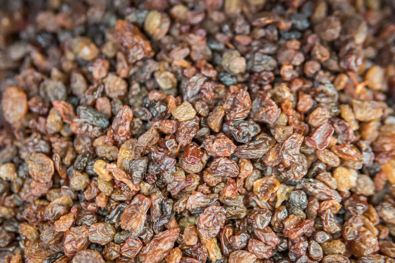 Czy rodzynki tuczą? Poznaj prawdę i wskazówki jak bezpiecznie je jeść