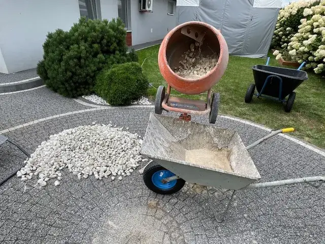 Jak wyczyścić kamyczki w ogrodzie i przywrócić im dawny blask?