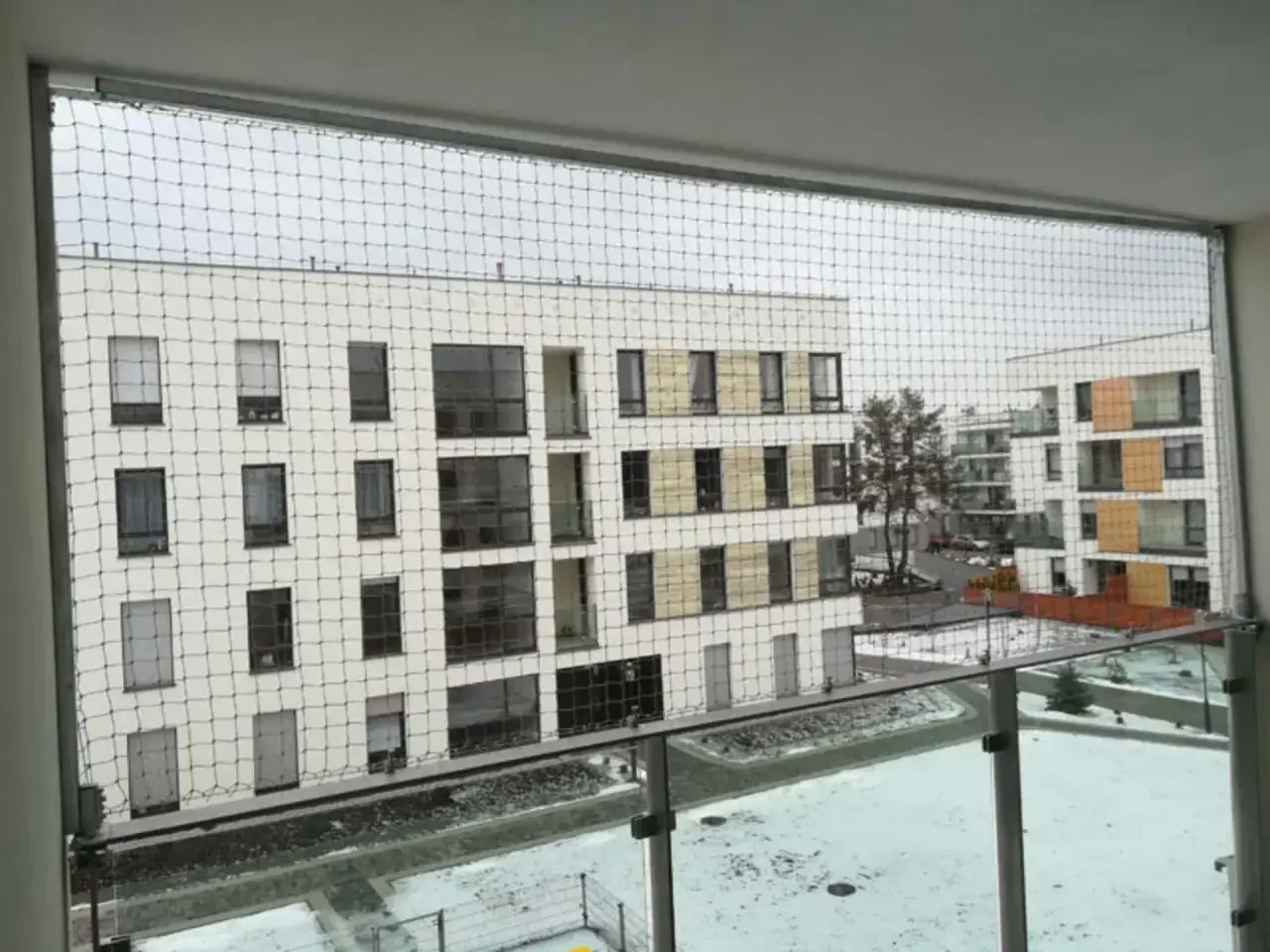 Montaż siatki na balkonie: co mówi prawo o zgodzie wspólnoty mieszkaniowej