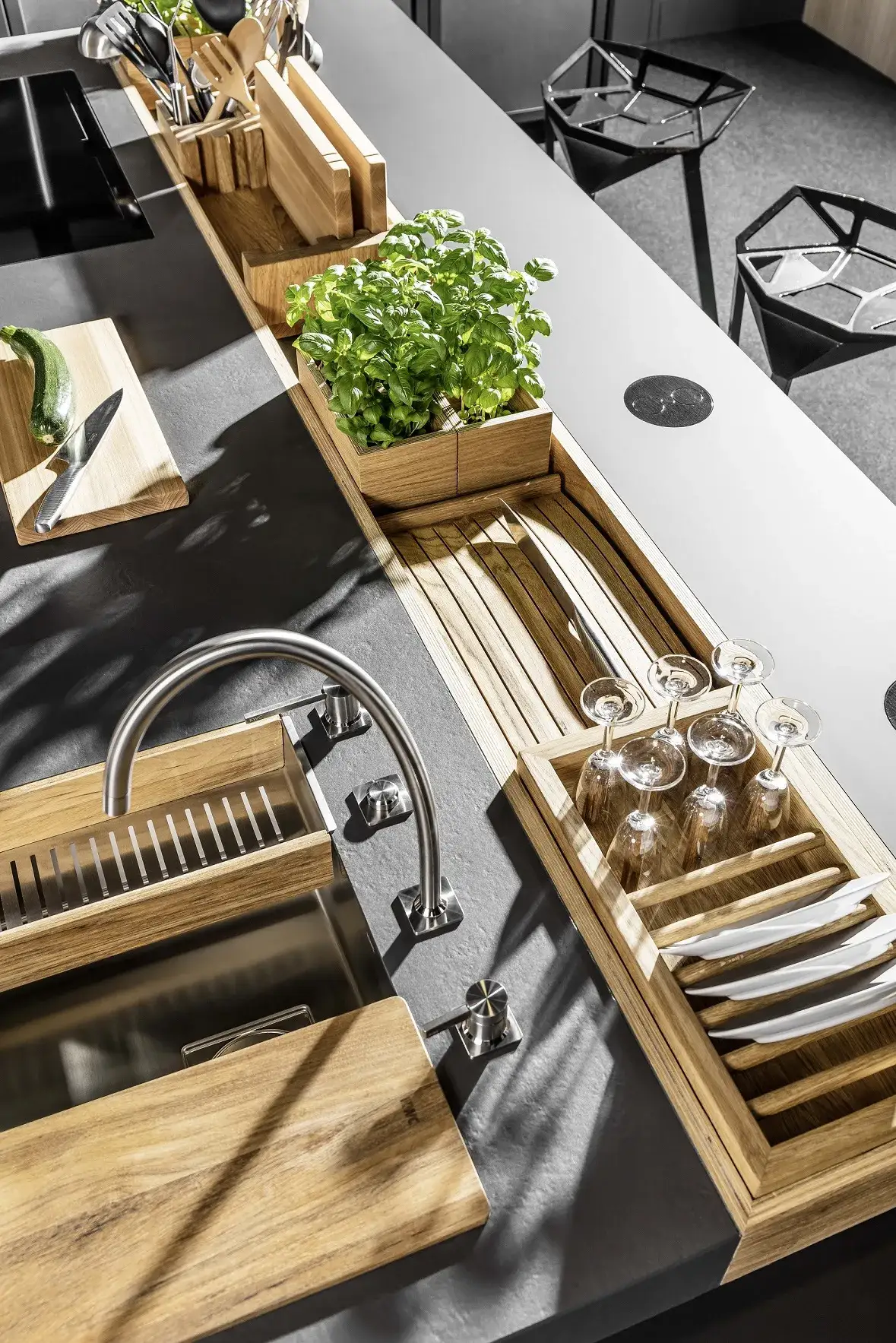 Rewelacyjne sposoby na idealny porządek w kuchennych szafkach bez stresu