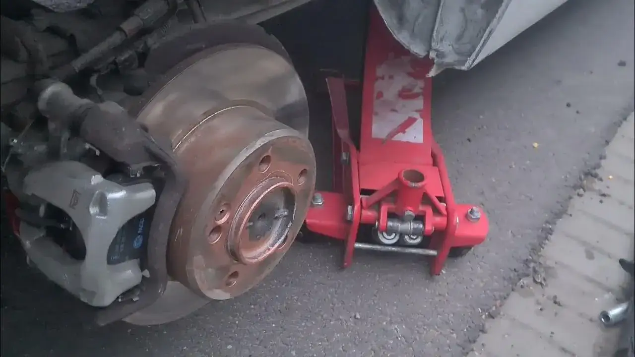 Jak łatwo i bezpiecznie zdjąć koło zapasowe w Renault Master – krok po kroku