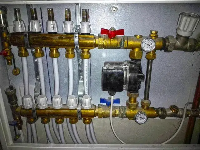 Jak zamaskować rury od centralnego ogrzewania i poprawić wystrój wnętrza