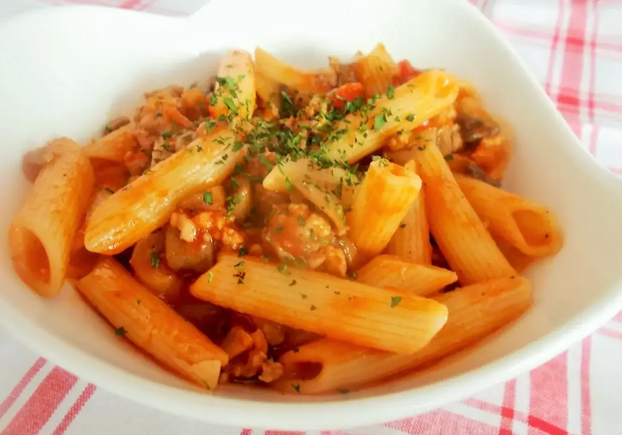 Penne zapiekane w sosie pomidorowym – prosty przepis na smaczny obiad