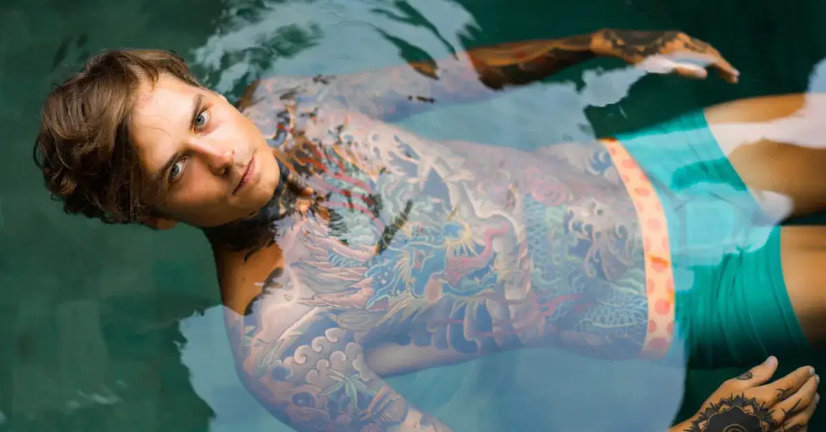 Kiedy na basen po tatuażu? Uniknij komplikacji i bólu przy pływaniu