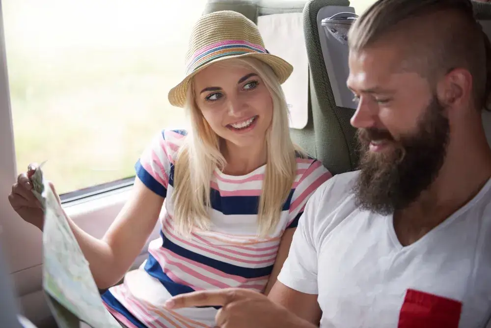 Jak zachować się wobec innych pasażerów w autokarze? Zasady savoir-vivre'u