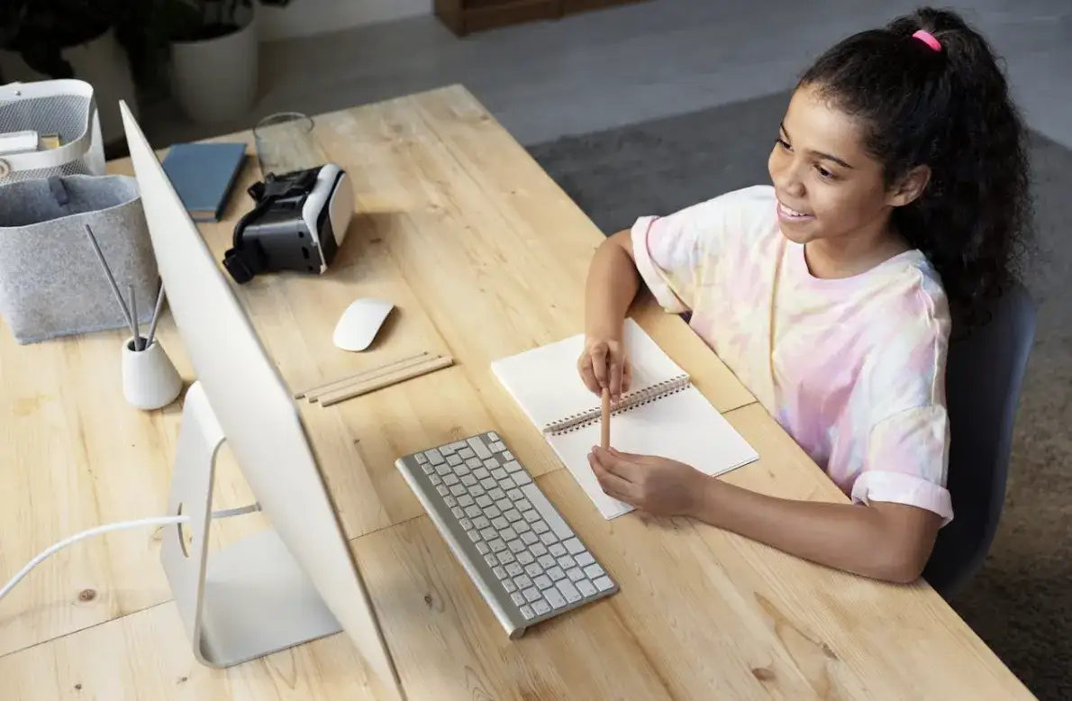 Co powinno się znaleźć przy biurku dla dzieci? Poradnik