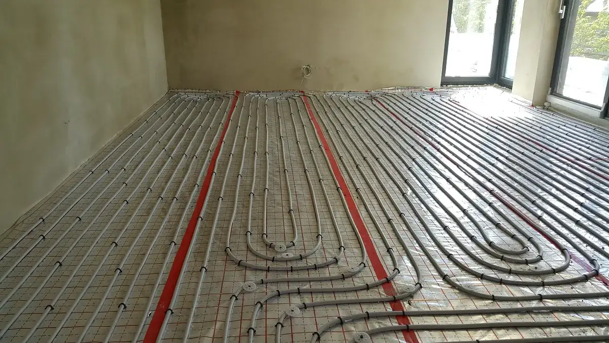 Ogrzewanie podłogowe pod meblami - fakty i mity. Co warto wiedzieć?