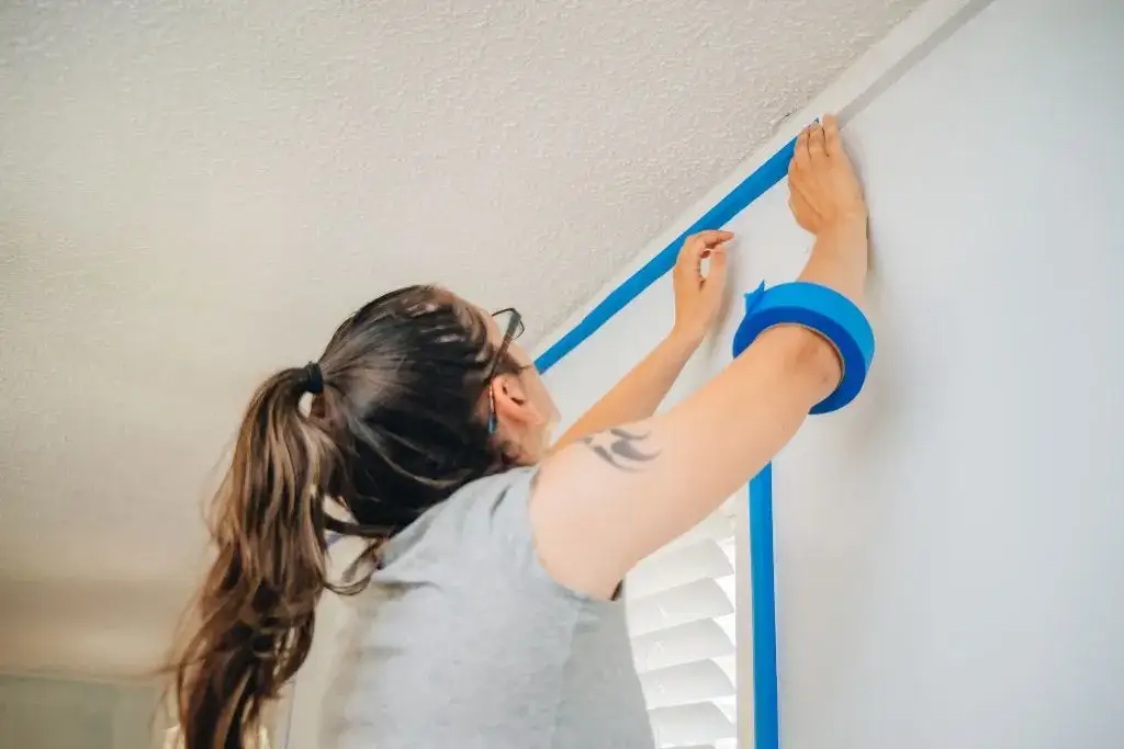 Jaką taśmę do malowania pasów na ścianie wybrać, by uniknąć błędów?