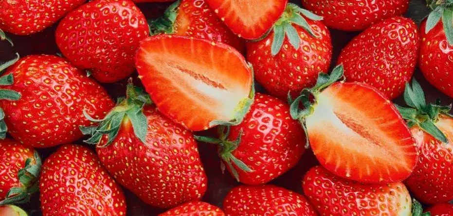 Po ile truskawki na skupie? Sprawdź aktualne ceny i trendy rynku