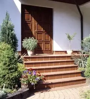 Jak wykończyć betonowe schody? Odkryj najlepsze materiały i techniki