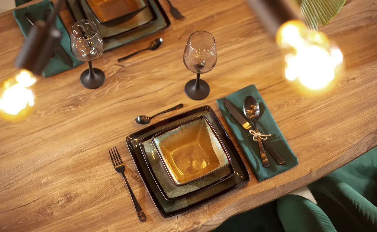 Co postawić na stole w salonie, by stworzyć wyjątkową atmosferę