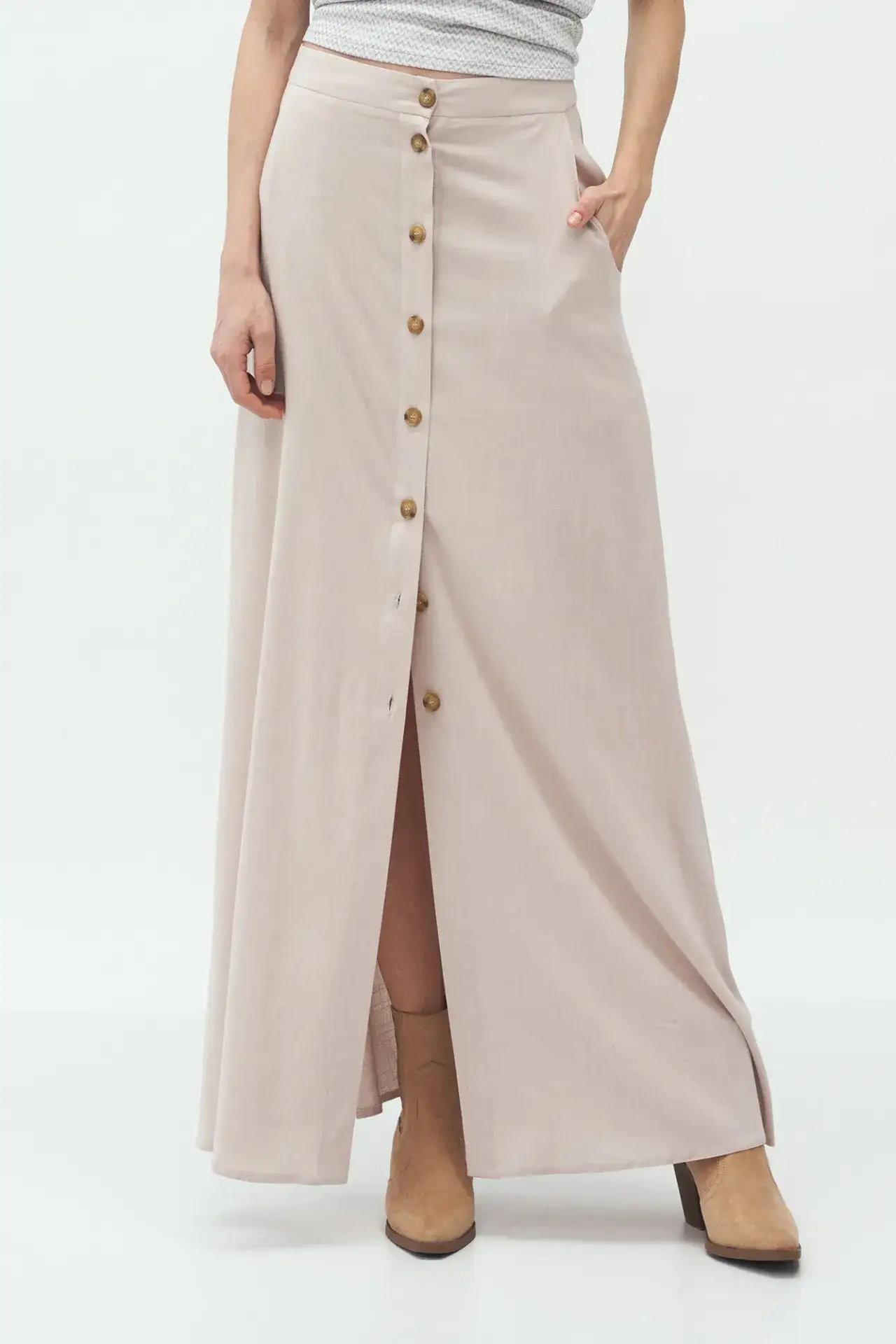 Beżowa spódnica długa: modne stylizacje, które zachwycą każdego