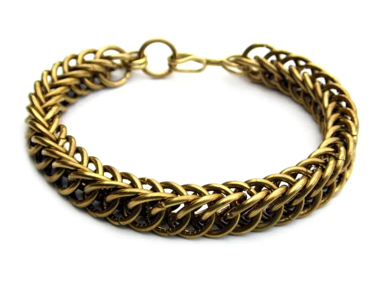 Czy biżuteria z mosiądzu czernieje i jak temu zapobiec w prosty sposób?