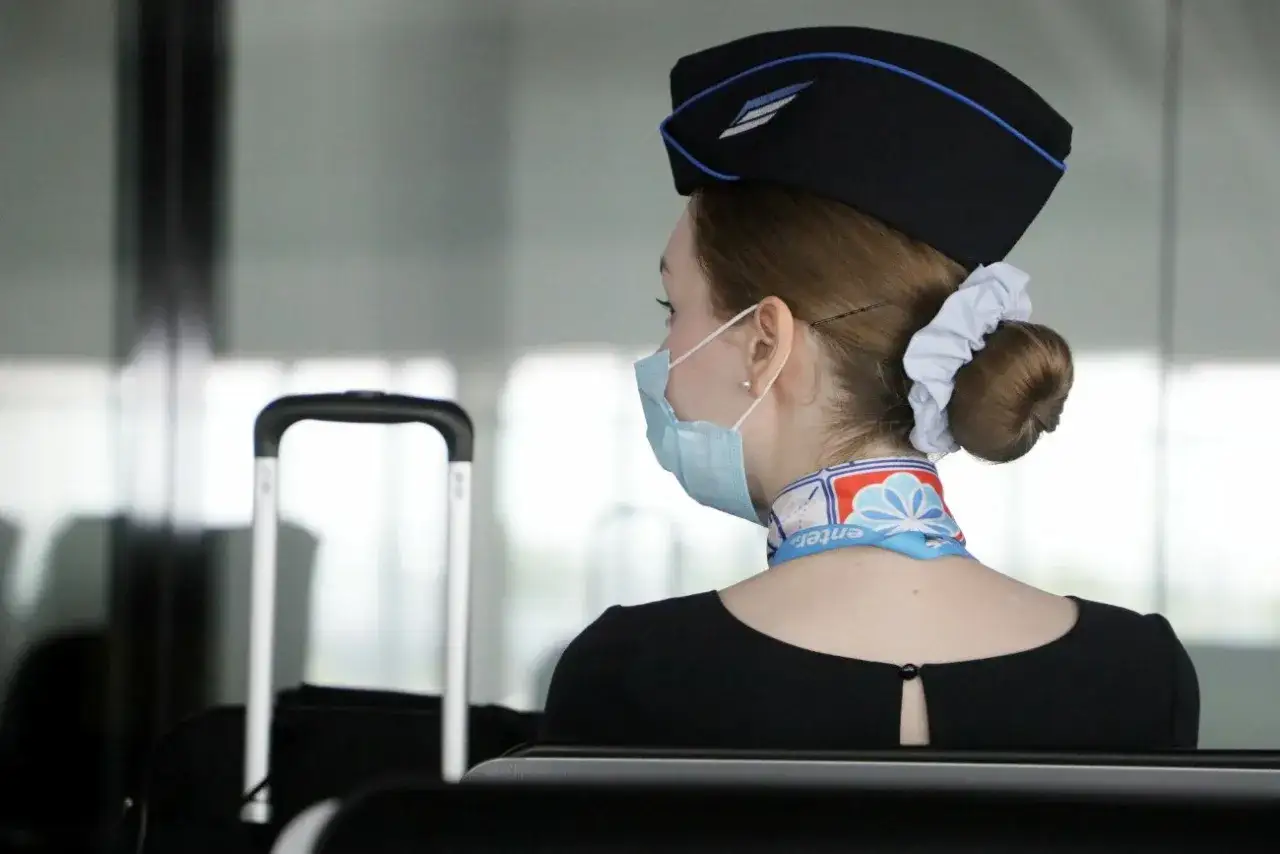 Ile zarabia stewardessa LOT? Szczegółowe dane o zarobkach