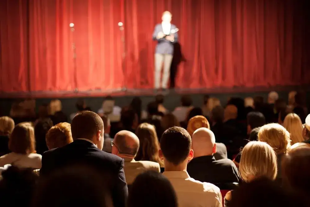 Historia polski stand up - jak zmieniła się komedia w Polsce