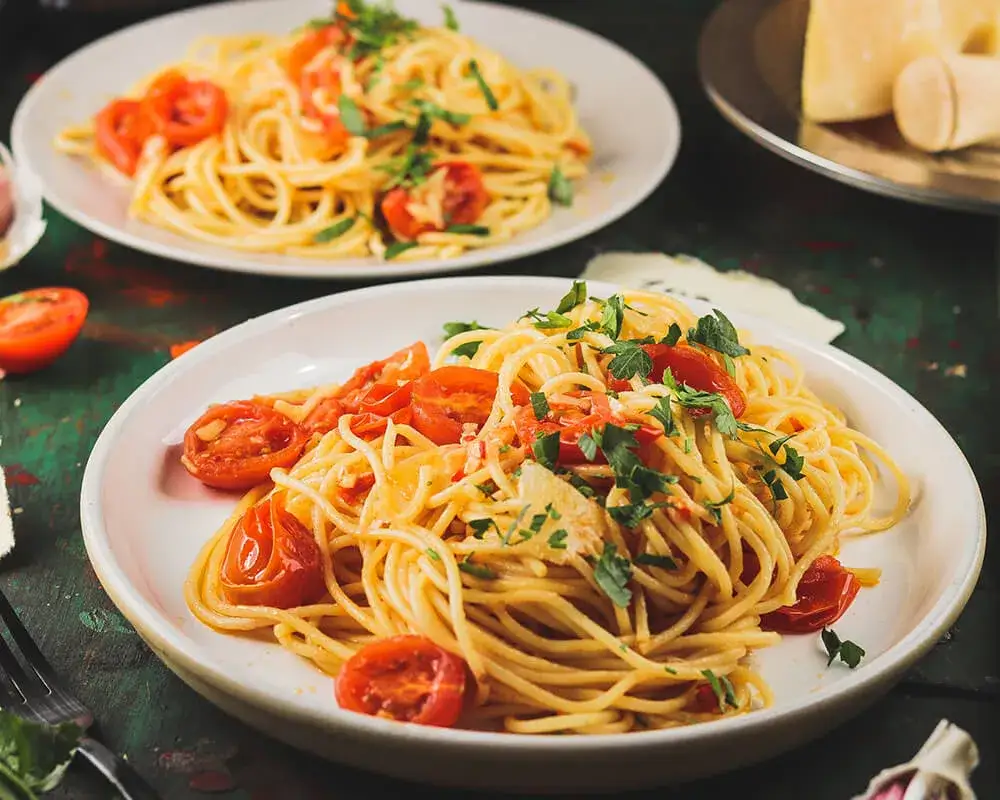 Spaghetti aglio olio z pomidorami – prosta receptura pełna smaku