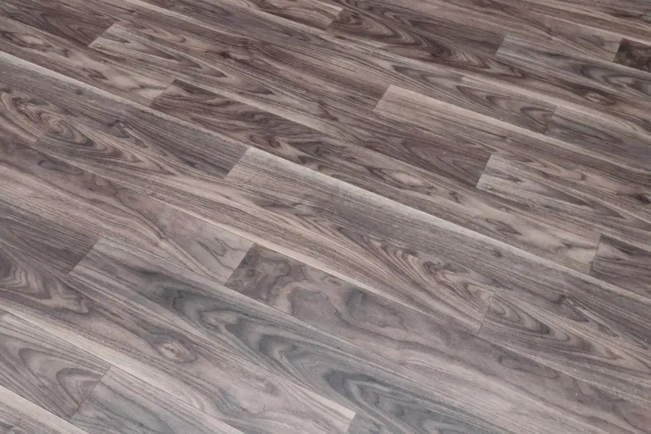 Czy wykładzina PCV nadaje się na balkon? Zalety, wady i porady montażowe