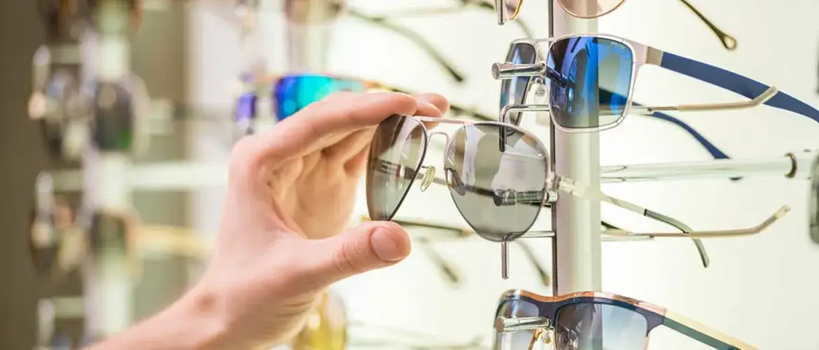 Jakie oprawki wybrać: plastikowe czy metalowe – co jest lepsze?