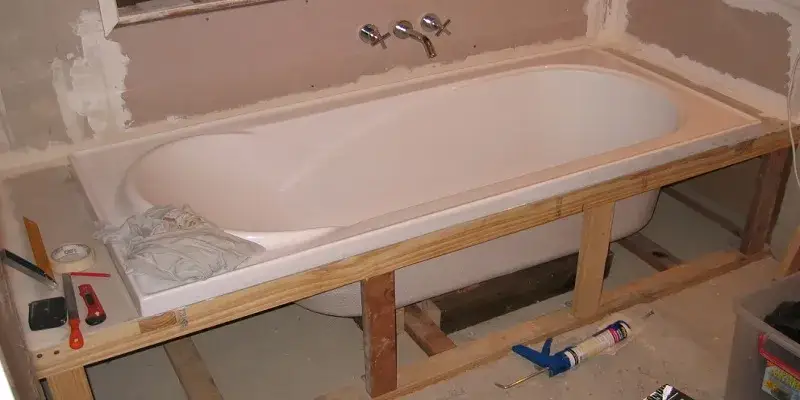 Czym obudować wannę? Najlepsze materiały i metody zabudowy łazienki