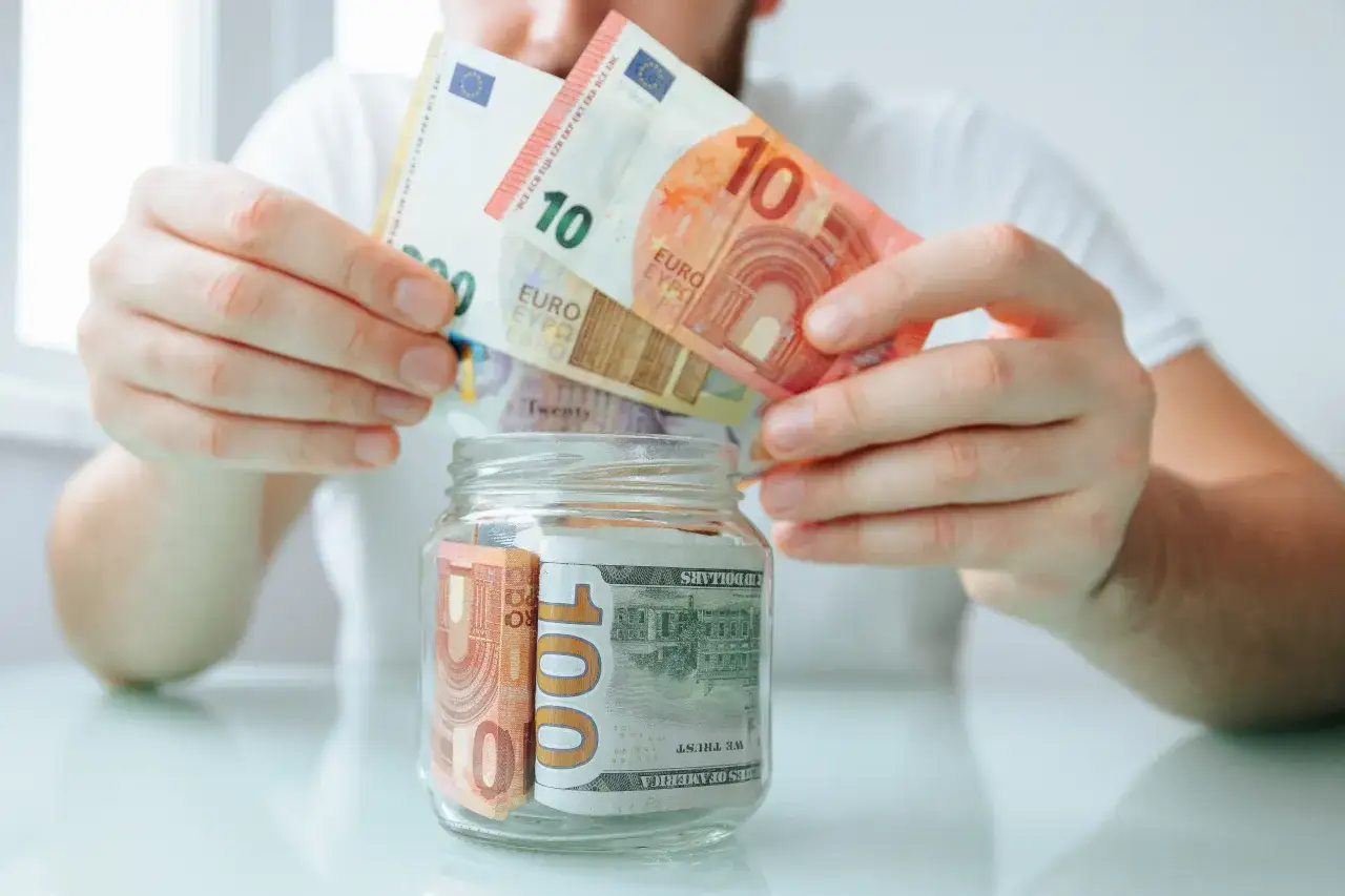 Jak najszybciej odłożyć pieniądze na duży wydatek?