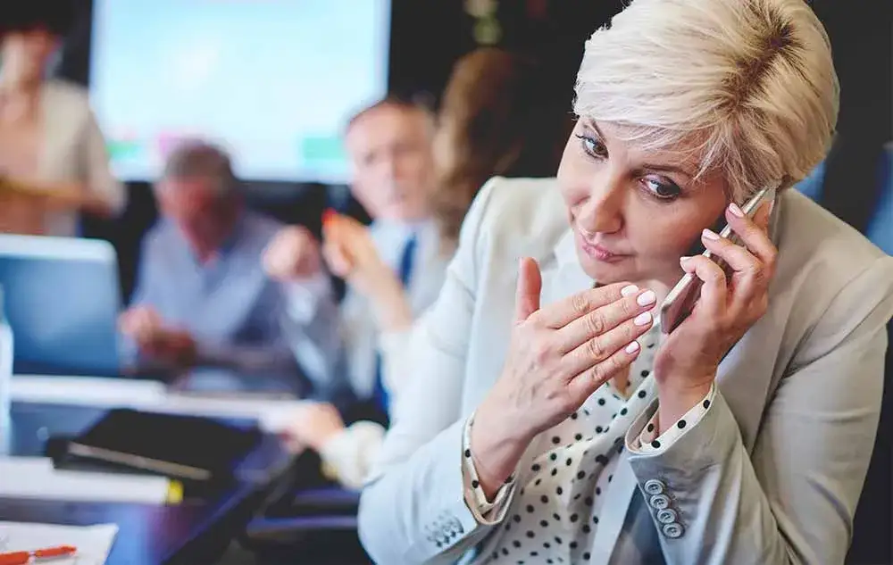 Czy windykacja ma prawo dzwonić do pracy? Poznaj swoje prawa