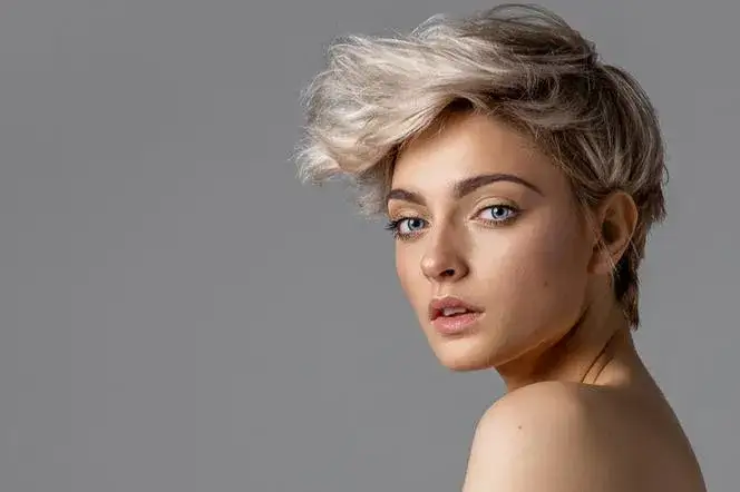 Jak dobrać fryzurę która sama się układa - bez szalonej stylizacji