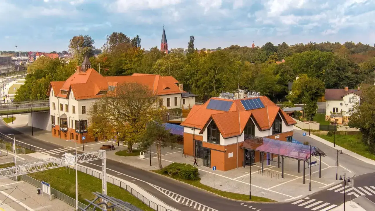 Jak dojechać do Ustki pociągiem - szczegóły połączeń, ceny i udogodnienia