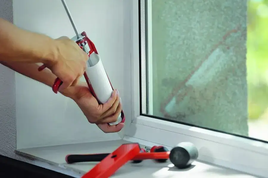 Jaki silikon do parapetów wewnętrznych zapewni trwałość i estetykę?