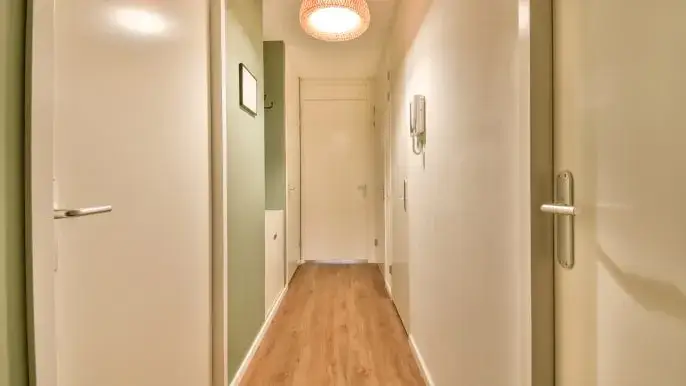 Co na ścianę w przedpokoju: najlepsze materiały i inspiracje