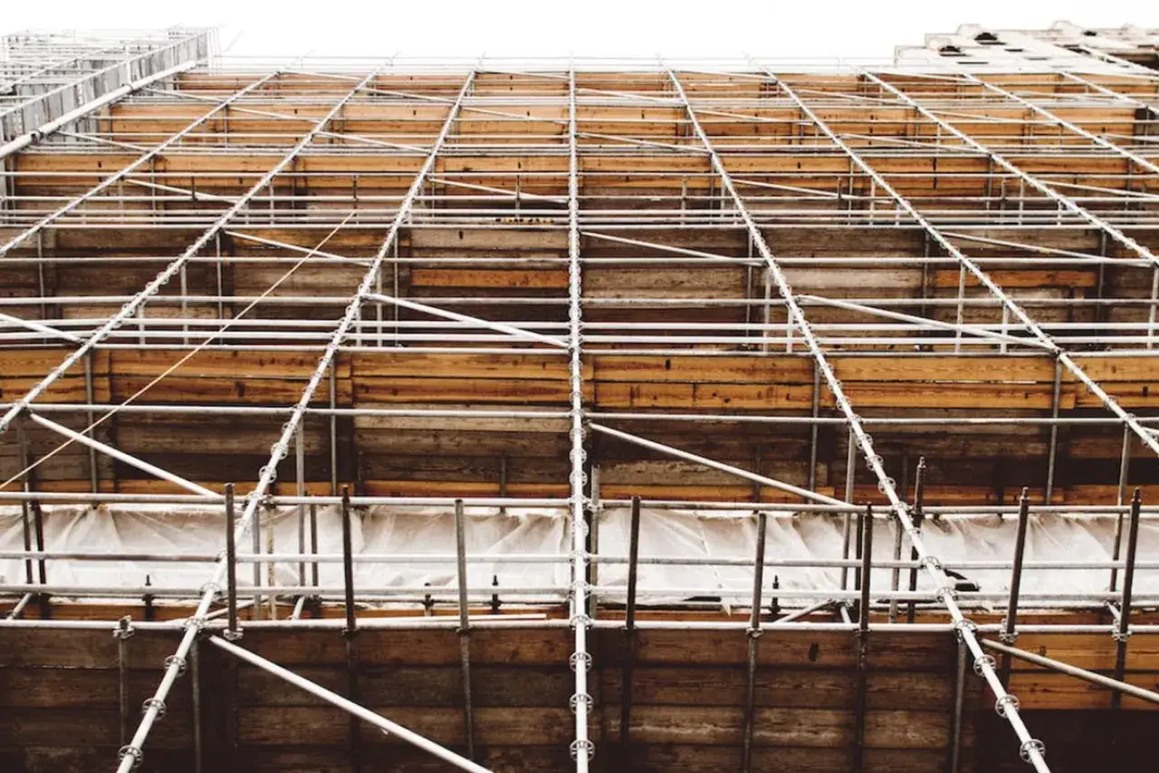 Uprawnienia i wymagania dotyczące osób montujących rusztowania - Ważne zasady