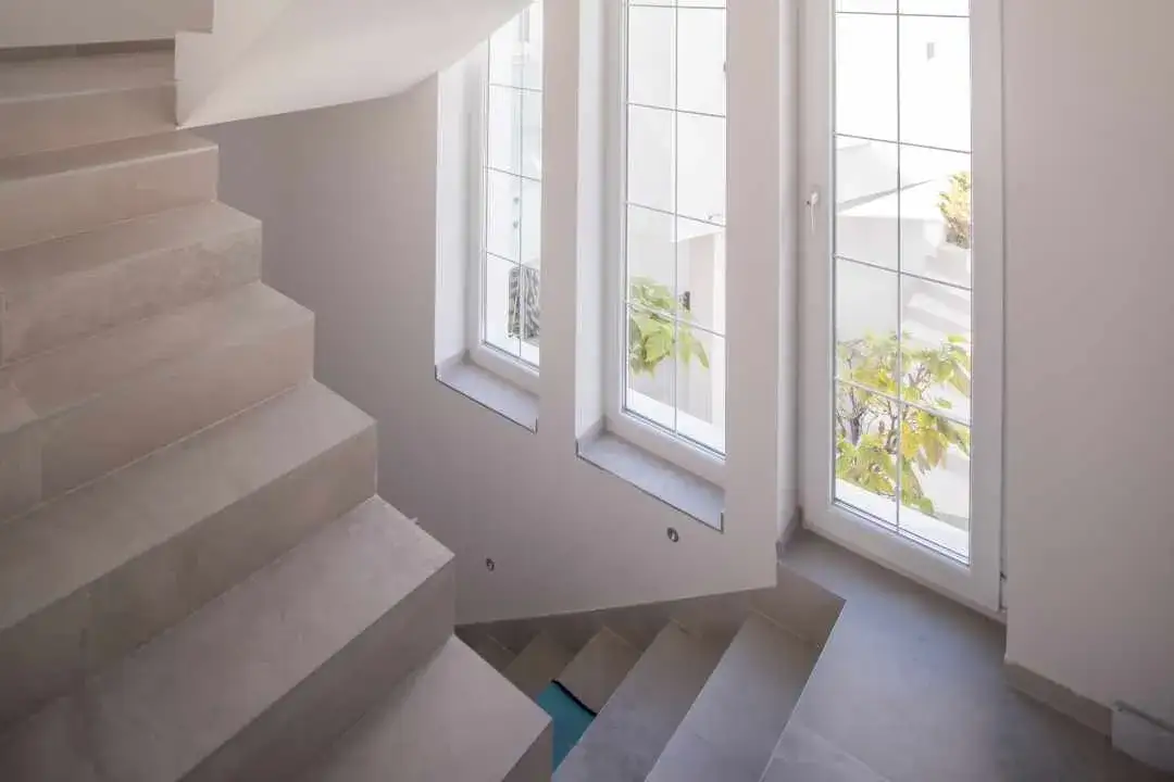 Schody drewniane czy z kamienia - co wybrać dla swojego domu?