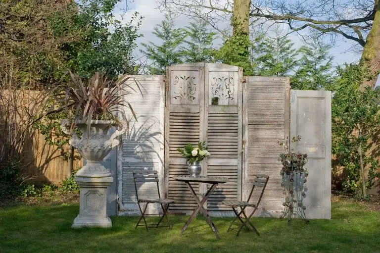 Kreatywne pomysły na stare drzwi – jak je wykorzystać i uniknąć marnowania