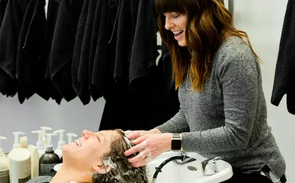 Jak wybrać dobre kosmetyki do włosów przedłużanych?