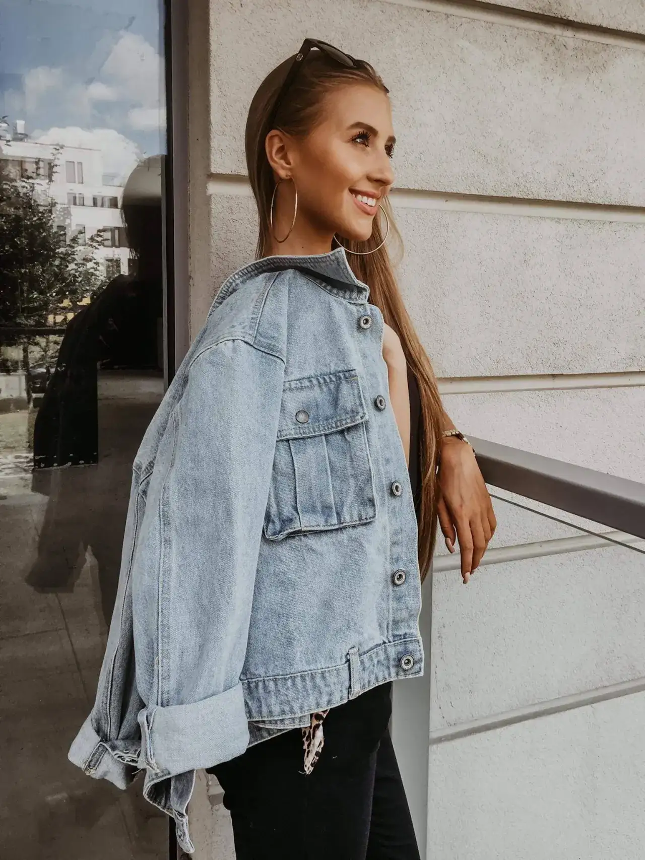 Kurtka jeansowa oversize: 10 stylizacji, które Cię zaskoczą