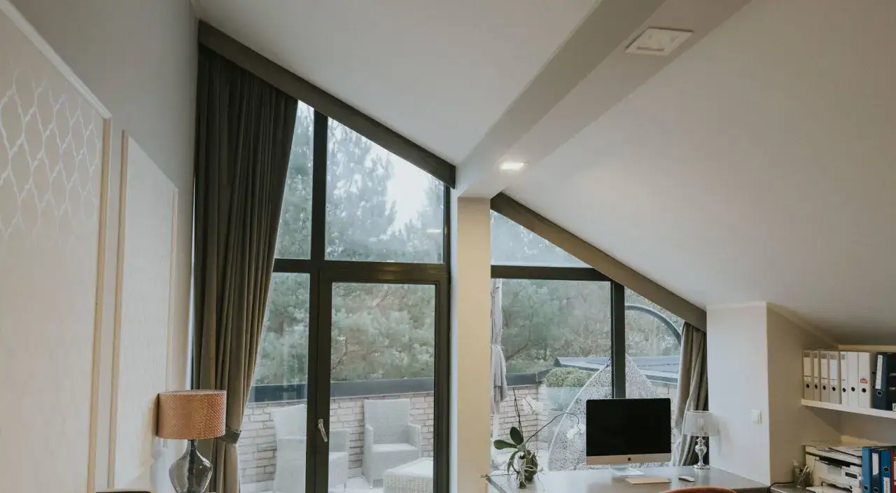 Jak zasłonić okno że skosem? Skuteczne sposoby na piękne wnętrza